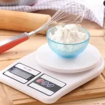 وزن کردن آرد با ترازو آشپزخانه sf-400