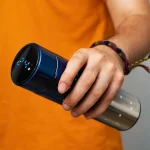 فلاسک درجه دار آبی در دست