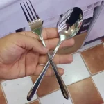 قاشق چنگال یونیک ساده در دست