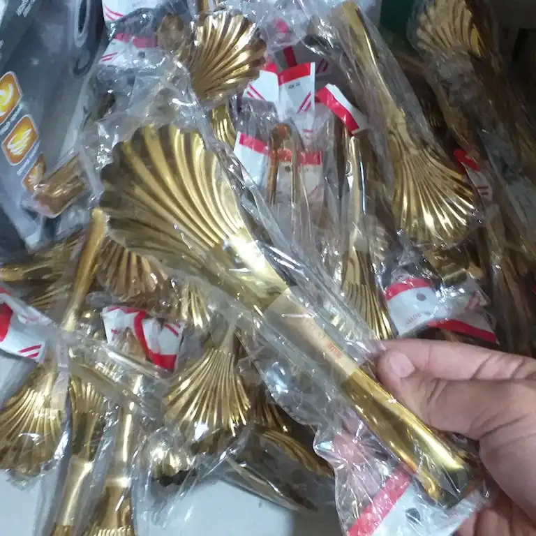 انبر سالاد طلایی در دست