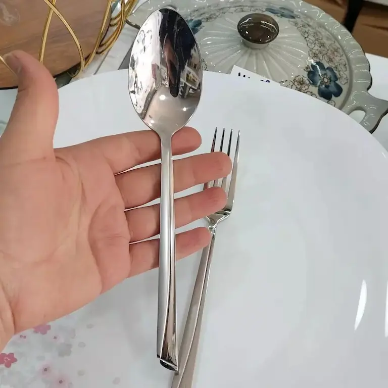 قاشق چنگال ناخنی در دست