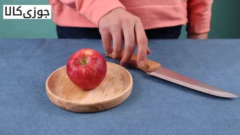 نصف کردن سیب با چاقو feng & feng