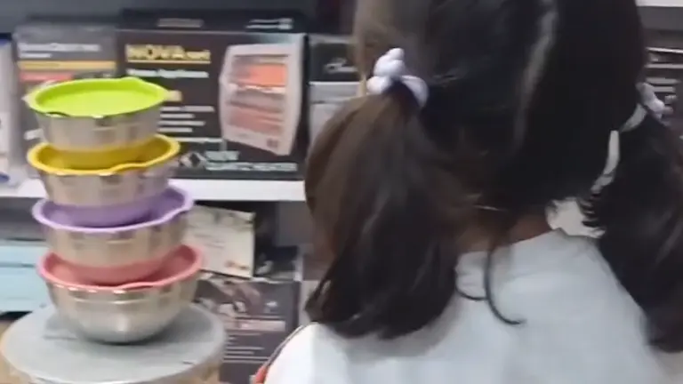 ویدیو معرفی لگن استیل 5 تکه یونیک لایف توسط دختر بچه