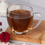 فنجان پر از چای سلتیک رو تخته چوبی