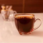 فنجان شیشه ای پر از چای